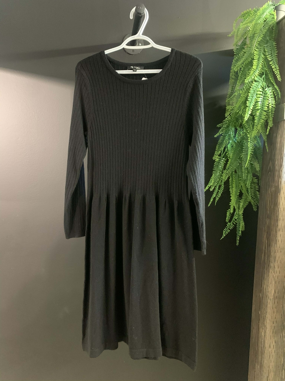 Elegant Black Long-Sleeve Ribbed Knit Dress